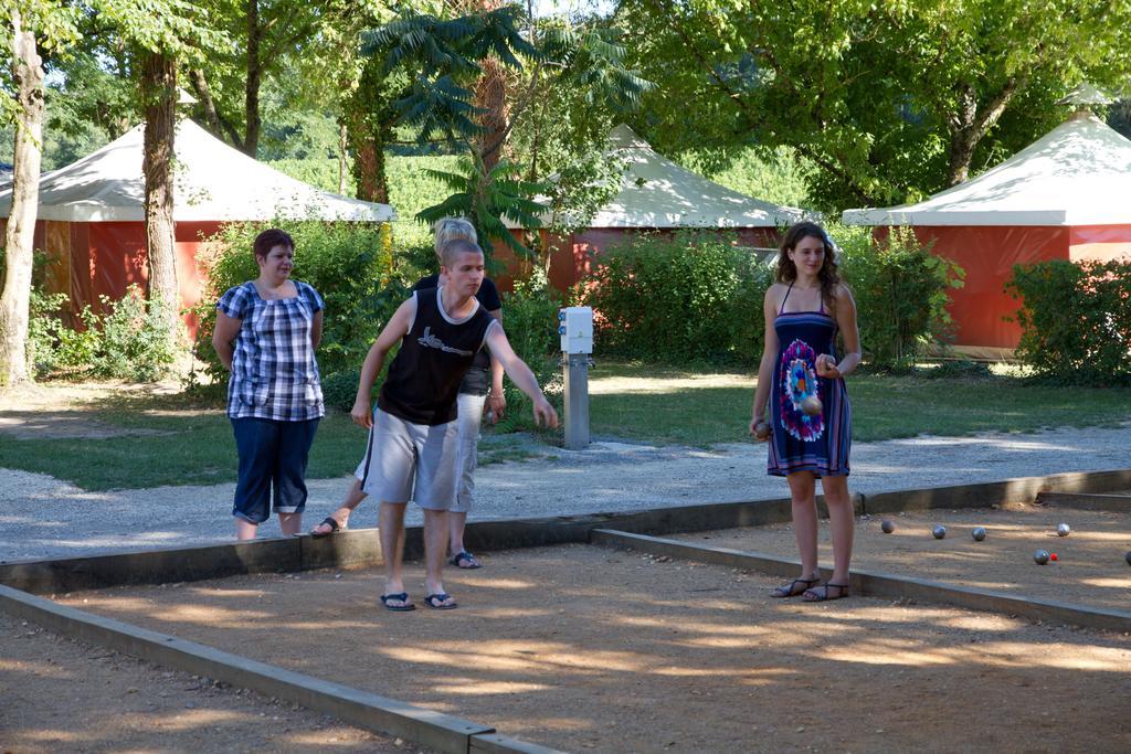 Camping Le Pressoir Petit-Palais-et-Cornemps المظهر الخارجي الصورة